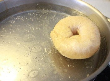 step8: 煮ㄧ鍋水，加進ㄧ小匙糖及ㄧ小匙橄欖油(皆份量外)。每面燙個10秒鐘


。撈起放架子上濾乾。