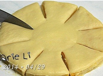 step6: 找來一個較小的圓壓出一個圓心範圍
依著壓痕先將圓麵皮切割成等四份
然後是等八份、再來是等十六份