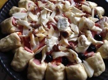 step3: 罐頭番茄蓉，先加糖等調好味，明火煮至略為收乾水份然後加落pizza.
番茄蓉塗滿成個pizza，然後上面加芝士及其他配料。