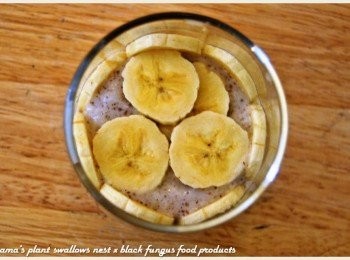 step3: 香蕉去皮切片後，逐一貼放在玻璃杯內側與鋪放在黑木耳米布丁上層。