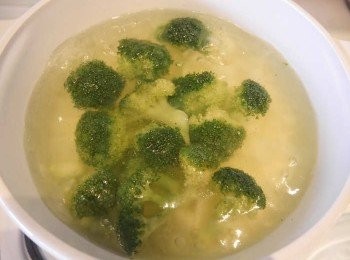 step1: *將花椰菜滾水燙五分鐘，撈起，備用。
