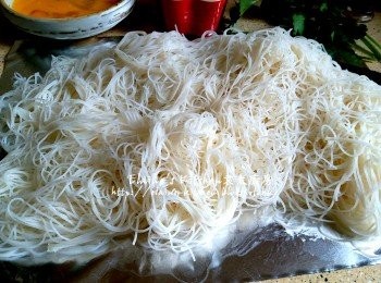 step5: 鑊中加入米粉拌勻煮至鬆散 , 盛起備用