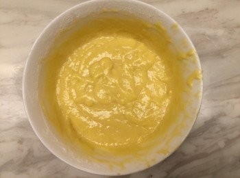 step3: 蛋黃、牛奶、油、鹽打勻；再加入過篩後的麵粉拌勻，就是蛋黃糊