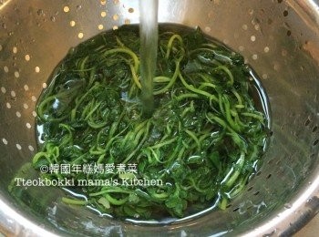 step3: 把西洋菜沖凍水讓它冷卻後，