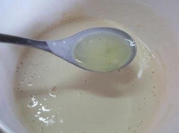 step3: 加入油及鹽拌勻。