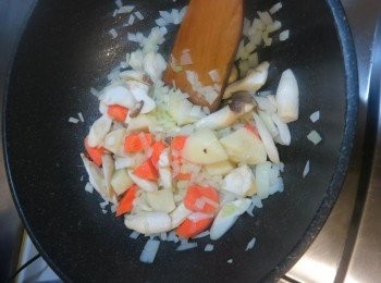 step4: 煎雞腿的餘油小火炒香洋蔥.依序放入胡蘿蔔.菇.馬鈴薯.加水煮滾