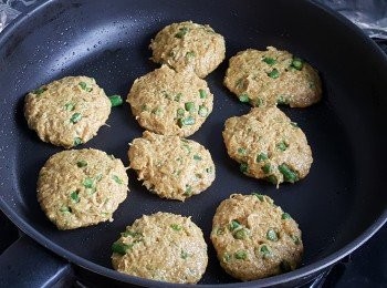 step6: 燒熱平底鍋，將素魚餅加入鍋中。