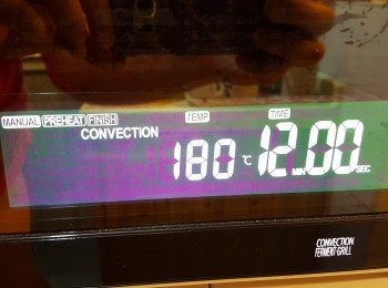 step5: 180度預熱焗爐，將茄子放入，烤焗12分鐘。