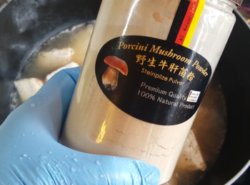 step3: 加入[<span class="group_2">調味</span>料]煮至滾，轉中小火，加蓋煮至芋頭7成軟。