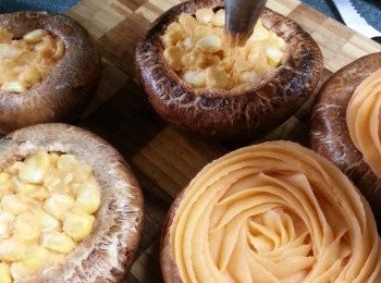 step11: 將其餘薯蓉放入唧花袋,唧上花紋於粟米上(如沒有唧花器,可以免除此部驟,直接將所有薯蓉拌勻粟米,釀在扒菇內)