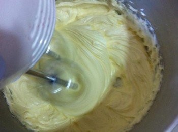 step2: 然後加入材料B蛋白，攪打均勻。