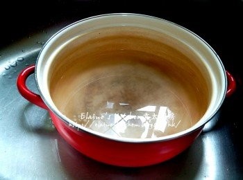 step9: 之前用8杯水煲完瘦肉的瘦肉水只餘4杯水左右