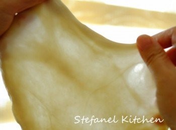 step3: 慢慢地把麵團向外拉開成薄模，假如怕拉破，可放在檯上，用麵粉棍桿開成麵薄模