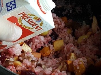 step8: 將忌廉加入拌勻至每粒飯都吸收忌廉汁。