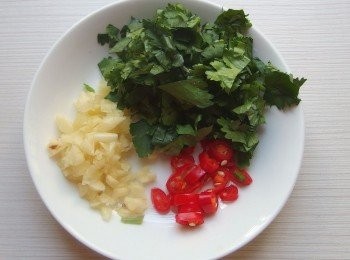 step3: 將蒜頭,辣椒,香菜都切成碎狀。