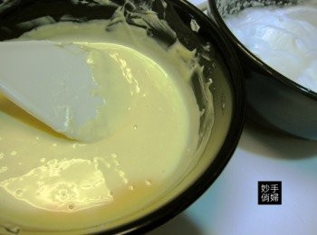 step1: 隔水加熱奶油乳酪至稍微軟化後加入牛奶拌勻
蛋黃蛋白分開,把蛋黃及玉米粉加入拌勻過後的奶油乳酪跟牛奶裡繼續拌勻