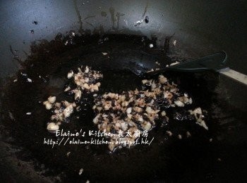 step7: 另一邊燒紅鑊 , 爆香蒜蓉及豆豉後