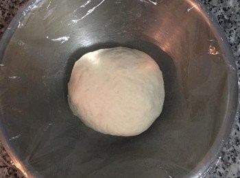 step4: 只需要揉成糰,原料都混勻即可,然後用保鮮膜蓋好放到冰箱冷藏30~45分鐘.(如冬天室溫冷,則不需要冷藏)