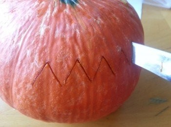 step1: 將南瓜洗淨抹乾水份後用刀開蓋