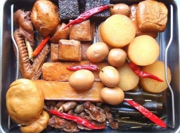 step7: 美味的滷味一次搞定。可依個人喜歡的<span class="group_1">食材</span>來滷製。滷過牛腱的滷汁可以用鍋子再煮濃縮一半,放涼後用保鮮盒放冷凍保存,下次煮滷味時可添加(這叫老滷)。