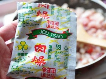 step6: 再放入郭媽媽的肉燥包(一般作麵食、麵粉攤有得買)