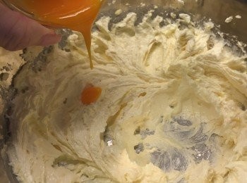 step2: 遂少加入蛋黃，低速打勻。
