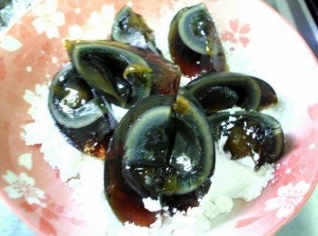 step2: 皮蛋切適當大小後<span class="group_3">沾粉</span>下鍋油炸，