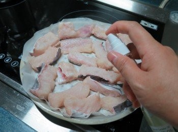 step6: 門鱔魚兩邊先噴上油或搽油