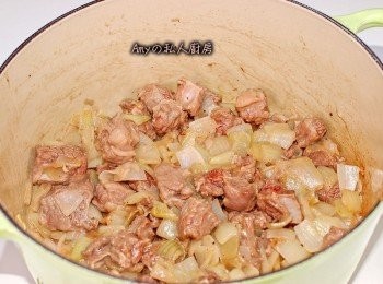 step2: 準備一個燉鍋,放入油熱鍋後加入洋蔥炒至透明,再將牛肉塊炒上色