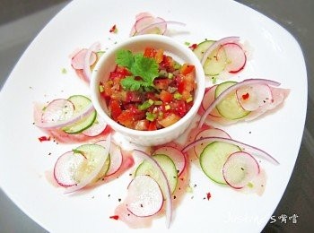 step3: 成品盤擺上薄切生魚片、
上置小黃瓜與櫻桃蘿蔔薄片，
放上紫洋蔥絲，淋些檸檬汁在生魚片上，
食用時搭配<span class="group_2">莎莎醬</span>一塊吃！