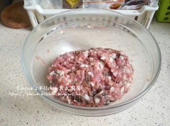 step7: 再將肉餅撻十餘下至起膠 , 蓋上保鮮紙放入雪櫃靜待1小時