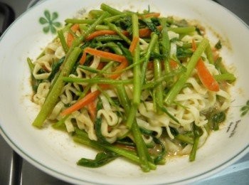 step3: 將所有<span class="group_1">食材</span>撈出，瀝乾水分後，在拌入芝麻醬攪和一下，
一份不輸給坊間小吃店的乾麵，花不到5分鍾的時間，就呈現在眼前囉！