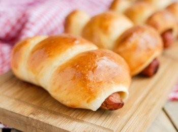 step6: 在麵糰上塗上額外的蛋液，放入已預熱180度的焗爐內，焗約15分鐘至表面金黃色即成！