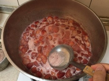 step8: 熬煮過程需要不斷地輕輕攪拌，煮滾後將泡沫撈除。