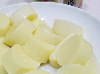 step1: 先將玉子豆腐切開，吸乾水分。