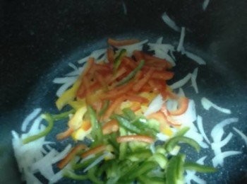 step3: 加入三色甜椒絲炒一下