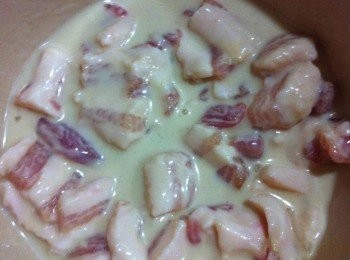 step1: 將肉片混合所有調味料，放進冰箱醃製3小時。