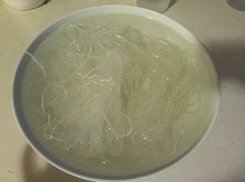 step1: 請先將粉丝泡水10分鐘然後沖洗2次；將薑、蒜切末，辣椒切斜片、蔥切成蔥花；白蝦洗淨、剪去鬚足、挑除腸泥備用。