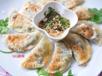 step9: 將香煎好的海苔時蔬煎餃起鍋擺盤囉!