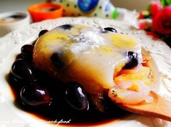 step8: 淋上<span class="group_2">焦糖</span>、撒上少許的糖粉即可。