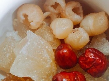 step4: 將所有<span class="group_1">材料</span>放入燉盅內或鑄鐵煲中。