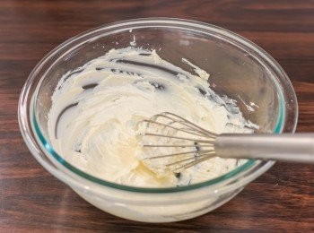 step7: 蛋糕體做法 – 花生醬層：剩下的 100 克的忌廉芝士置於碗中，以打蛋器打蛋軟滑。