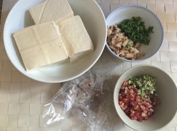 step1: 將豆腐用廚房紙市吸一吸乾水份，用叉壓爛，加入所有材料及調味料然後撈均；