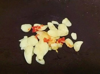 step3: 同一炒鍋 不需再加油 爆香蒜片及辣椒