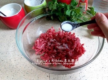 step3: 免治牛肉放入大碗內 , 加入蘇打粉 , 鹽 , 生粉先拌勻