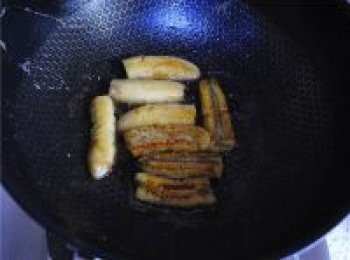 step12: 待香蕉呈焦黃狀時出鍋。