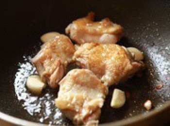 step11: 煎至兩面金黃,加入蒜瓣炸香