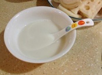 step3: 3勺淀粉加適量水攪勻，備用。