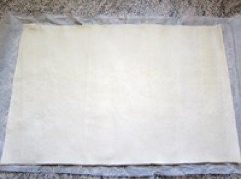 step1: 派酥皮展開呈長方形，均勻撒上適量砂糖