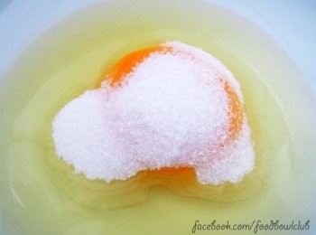 step1: 將蛋打入碗中，加入白糖，混合均勻